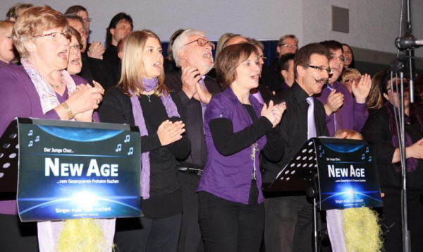 Der Kuchener Junge Chor New Age sorgte gemeinsam mit Sängern aus Gingen und Aichelberg für Gänsehaut-Feeling. Foto: Claudia Burst